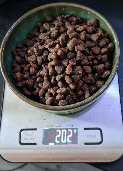 200 g Premiere Soft Junior Geflügel im Napf. Recht viel für einen Welpen.