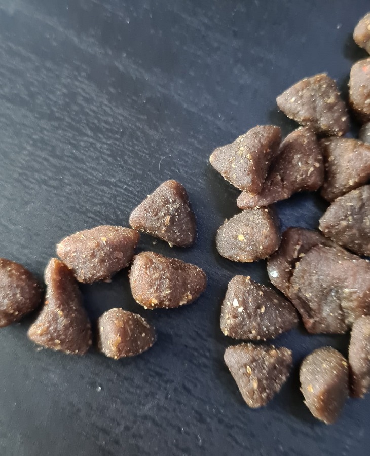 Die Futterstücke von Premiere Soft Junior Geflügel sind sehr klein.