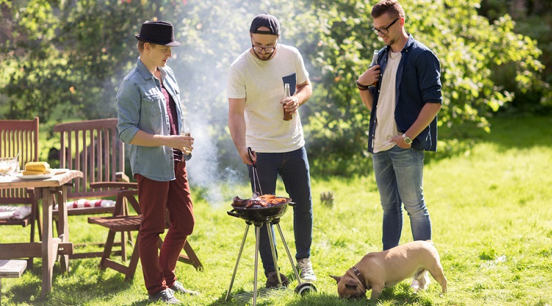 Oft wird nur ein Blick auf das Grillgut geworfen, damit der Hund hier nicht dran geht. Doch wie sieht es eigentlich mit dem Alkohol aus? Leere Bierflaschen werden häufig einfach auf den Boden gestellt, damit sie später entfernt werden können. (#02)