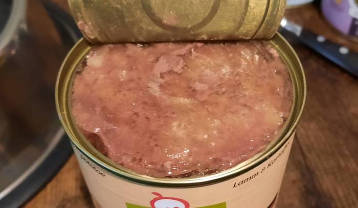Die geöffnete Dose von GranataPet Liebling`s Mahlzeit Lamm & Kartoffel